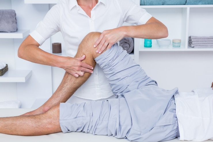 Fotoğraf man having knee massage 