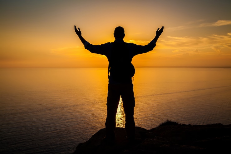 Fotoğraf man's silhouette at the sunset