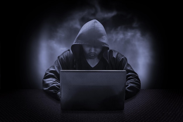 Masada laptop kullanan adam