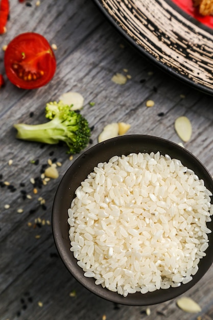 Masadaki kasede pirinç yakın çekim