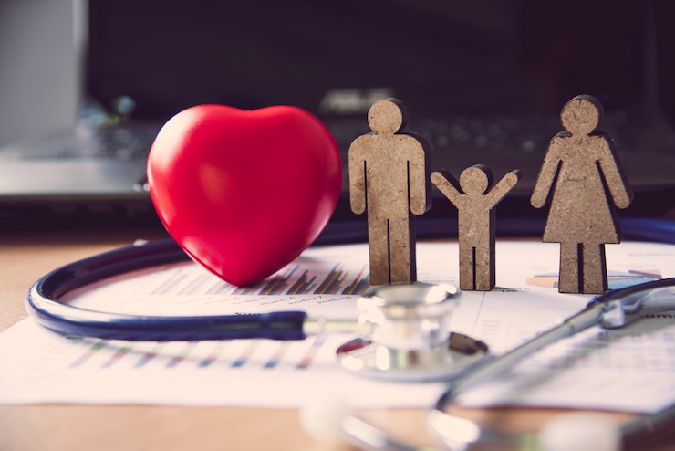 Fotoğraf medical heart headsets and family icons - insurance concepts to care for your family's medical costs