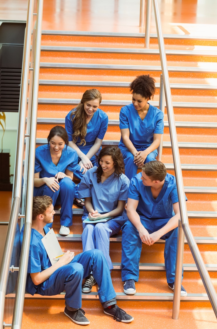 Fotoğraf medical students chatting on the steps