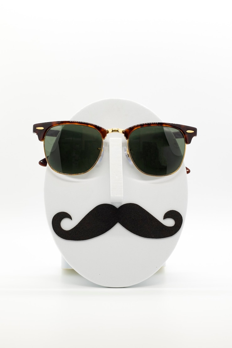 Fotoğraf men's fashion mannequin wearing fashionable sunglasses on white background.