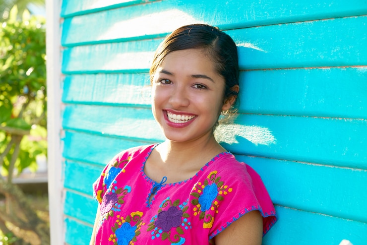 Fotoğraf mexican latin woman with mayan dress