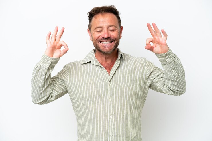 Fotoğraf middle age caucasian man isolated on white background in zen pose