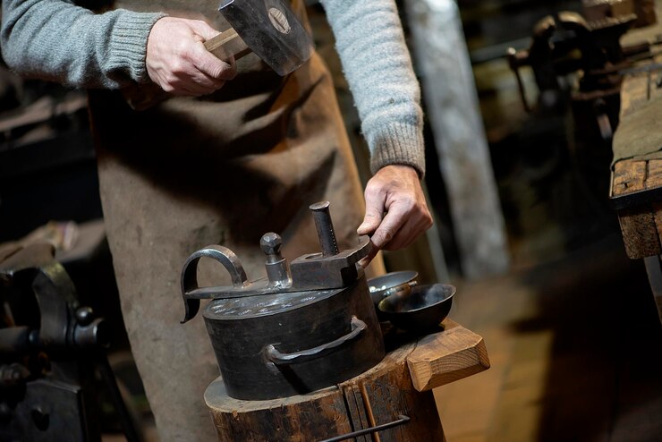Fotoğraf midsection of blacksmith in workshop