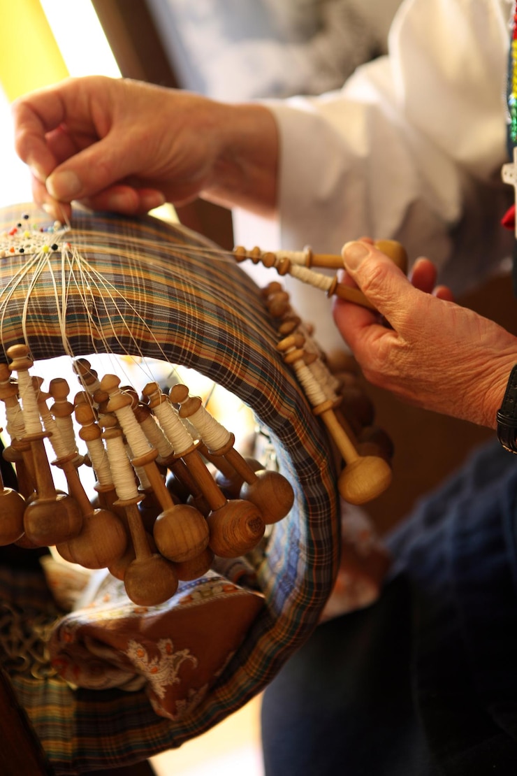 Fotoğraf midsection of man holding craft product