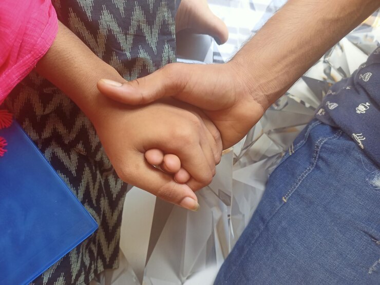 Fotoğraf midsection of man holding hands