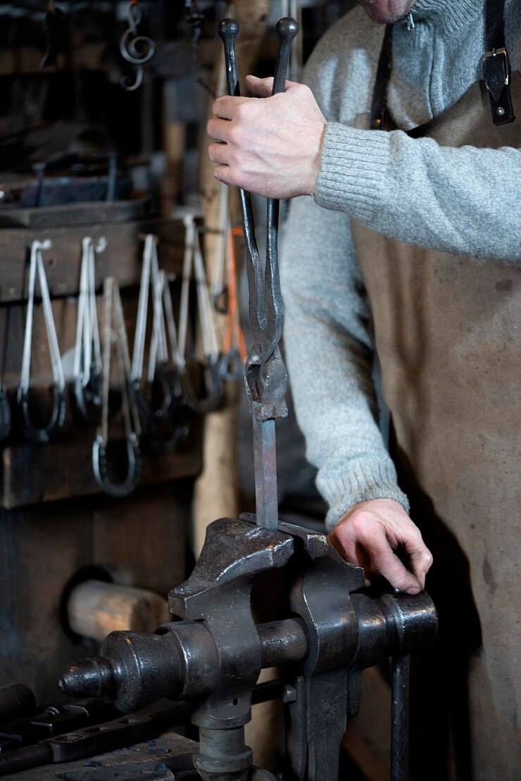 Fotoğraf midsection of man working in container