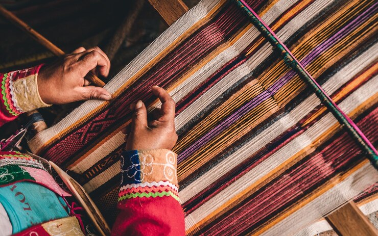 Fotoğraf midsection of person weaving loom