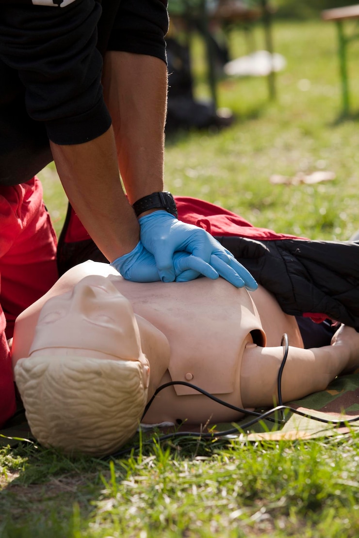 Fotoğraf midsection of woman learning cpr on grassy field