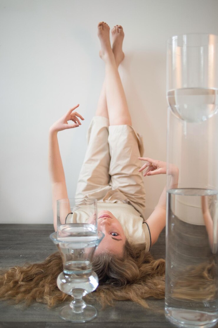 Fotoğraf midsection of woman with drink on table