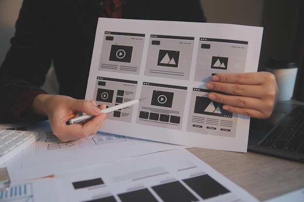 Modaya uygun mobil uygulama ve web sitesi için UX UI design süreci profesyonel uygulama geliştiricisi için wireframe'in yaratıcı prototipi