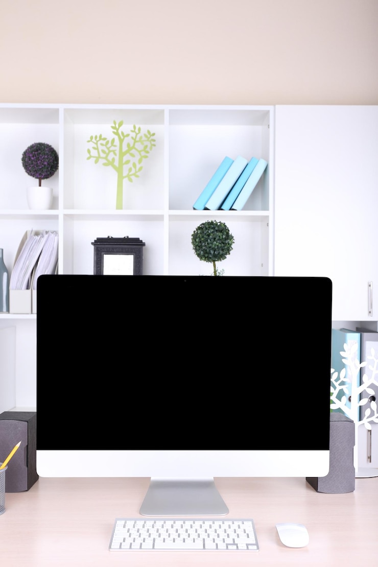 Fotoğraf modern bilgisayarlı ofis iş yeri