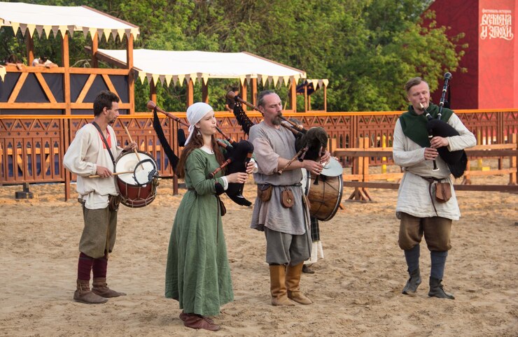 Fotoğraf moscow, festival of times and epochs 2019. group in vintage clothing playing the bagpipes. historical reconstruction. ages.