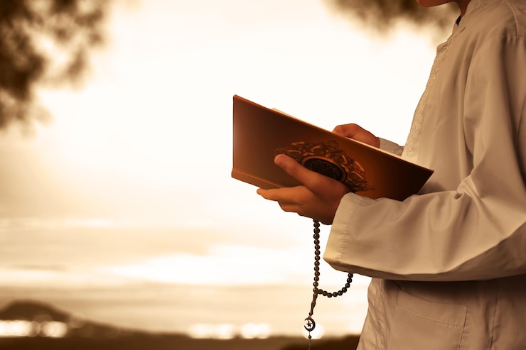 Fotoğraf muslim kid reading koran