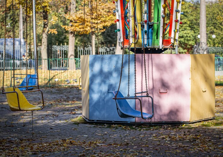 Fotoğraf old children's carousel in an abandoned park.