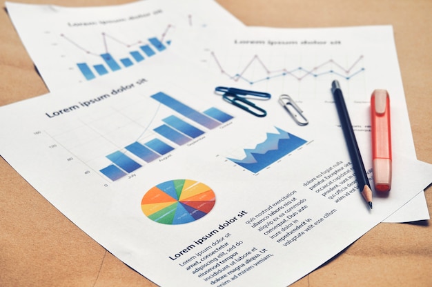Pasta grafik, çubuk ve çizgi grafiği ile belgeler kukla finansal istatistikler. İş analizi konsepti