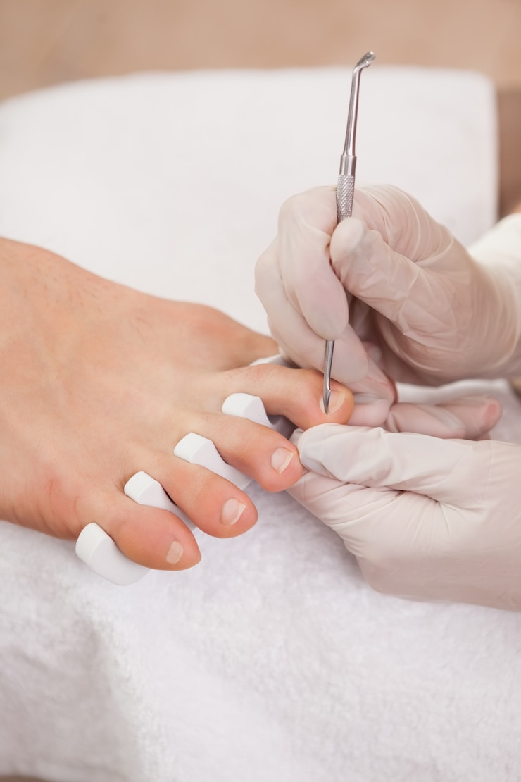 Fotoğraf pedicurist working on customers feet