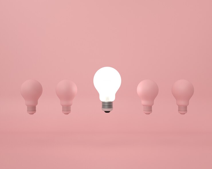 Fotoğraf pembe üzerinde ampul farklılığı. minimal yaratıcı fikir konsepti.