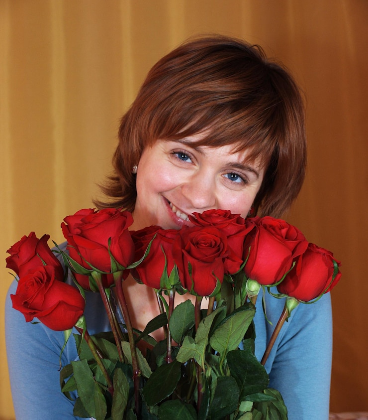Fotoğraf portrait of beautiful woman holding red roses