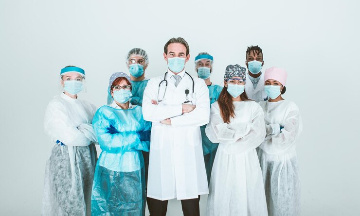 Fotoğraf portrait of doctors wearing mask standing against white background