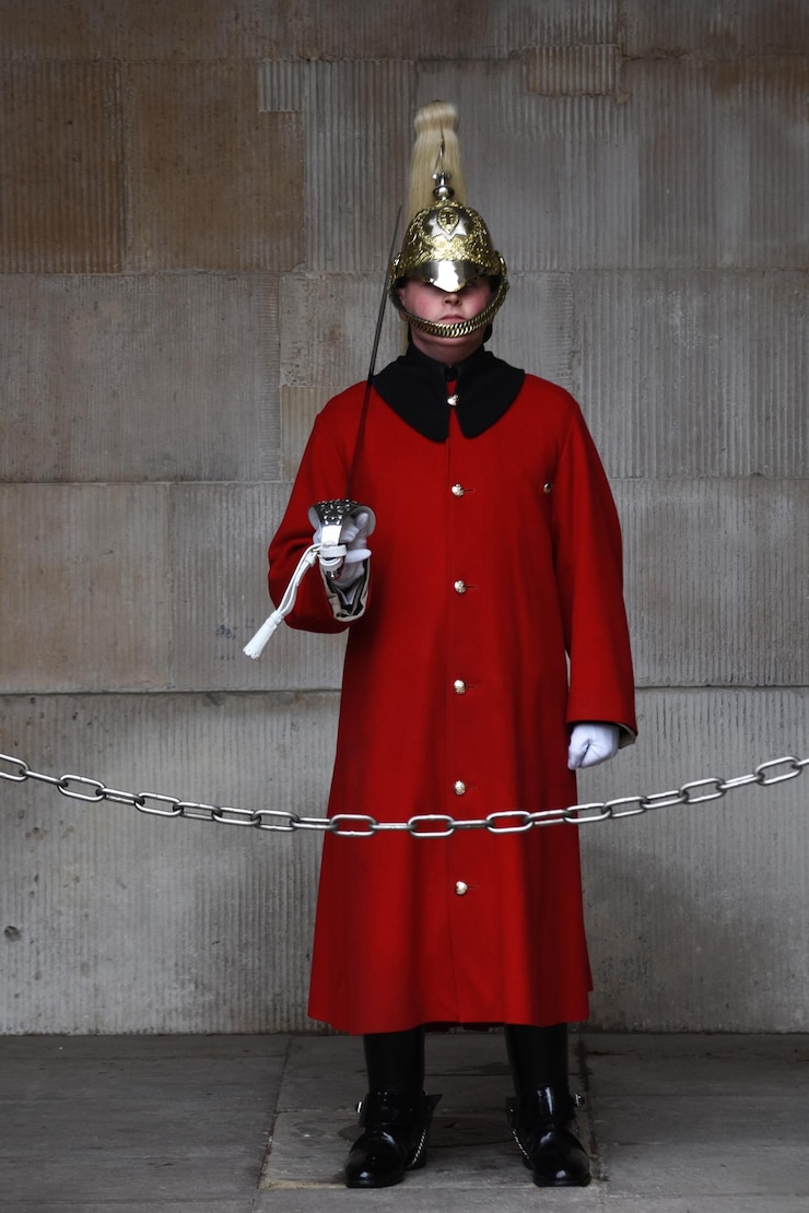 Fotoğraf portrait of honor guard standing against wall