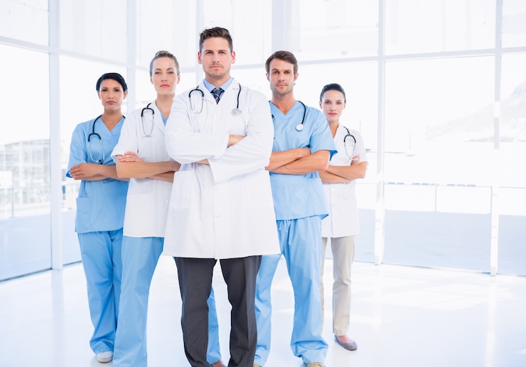 Fotoğraf portrait of serious confident group of doctors