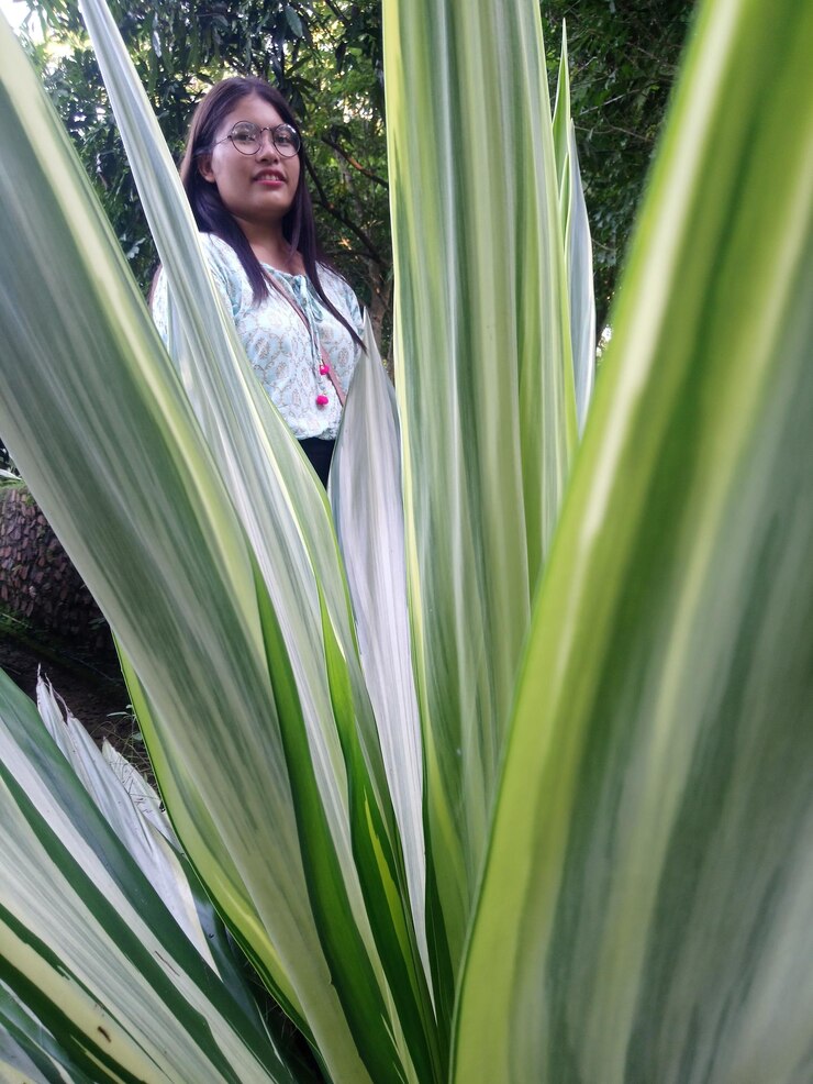 Fotoğraf portrait of woman standing by plant