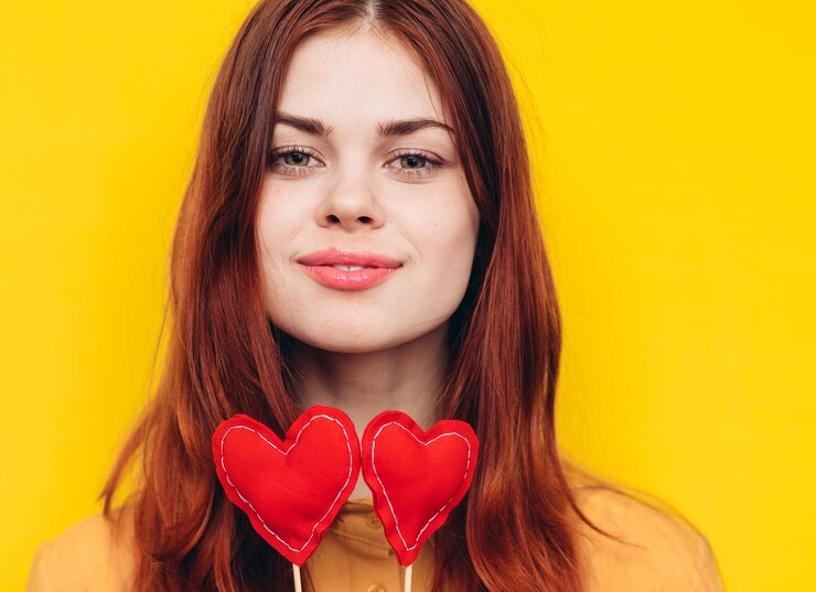 Fotoğraf portrait of young woman against yellow background