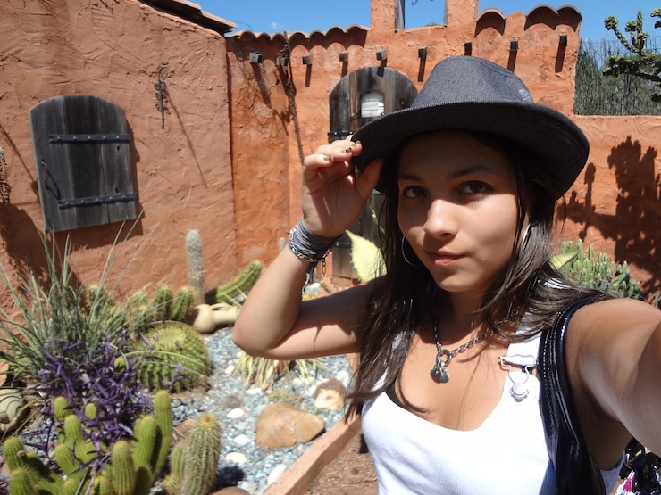 Fotoğraf portrait of young woman wearing hat outdoors