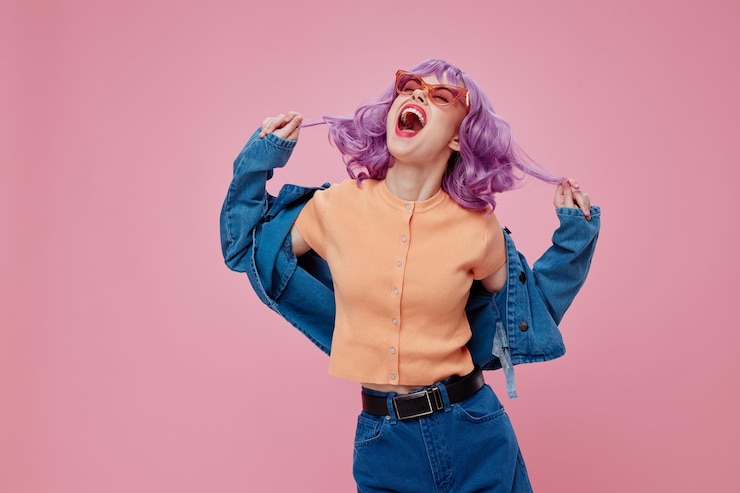 Fotoğraf pretty woman purple hairstyle red lips denim jacket fun studio model unaltered