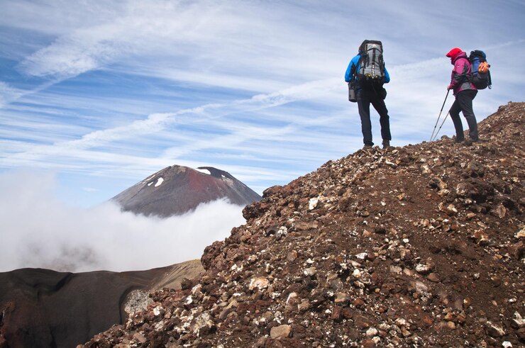 Fotoğraf rear view of hikers overlooking rocky landscape