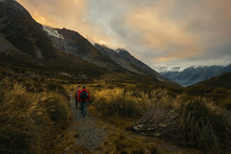 Fotoğraf rear view of people hiking