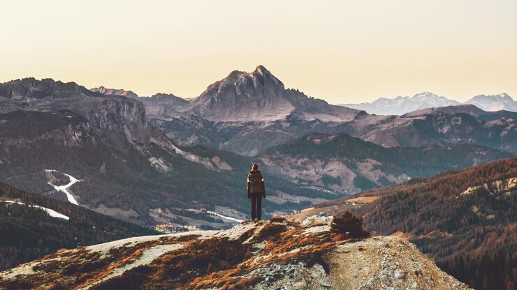 Fotoğraf rear view of person standing on cliff at dolomites