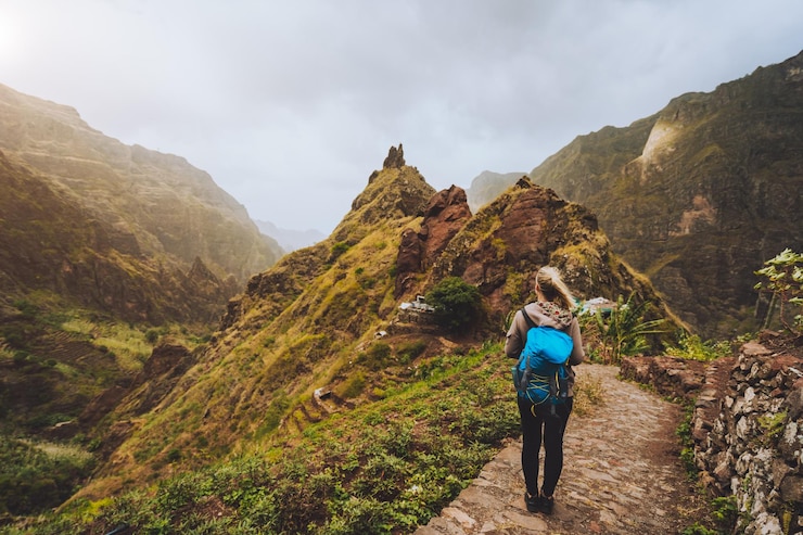 Fotoğraf rear view of woman walking on trail against mountains