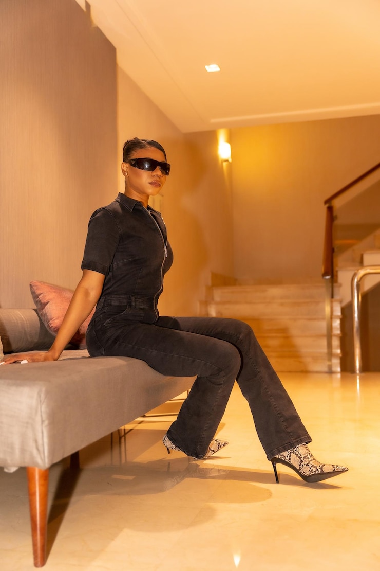 Fotoğraf rich black ethnic woman sitting on a hotel sofa concept of luxury lifestyle