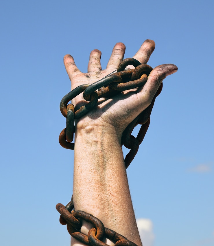Fotoğraf right female hand holds a rusty chain 