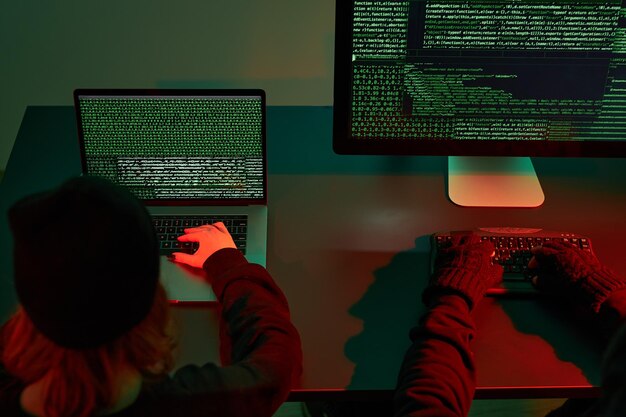 Siber savaş bilgisayar korsanları, anonim kişilerin gizli verilere erişmesi, siber saldırı programlaması güvenliğini kırıyor