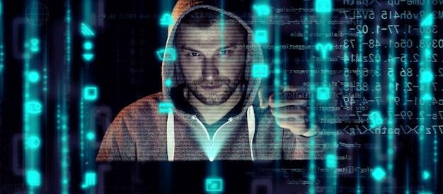 Siber uzaya girmek için bir hacker, dizüstü bilgisayar klavyesinde bir kod yazıyor