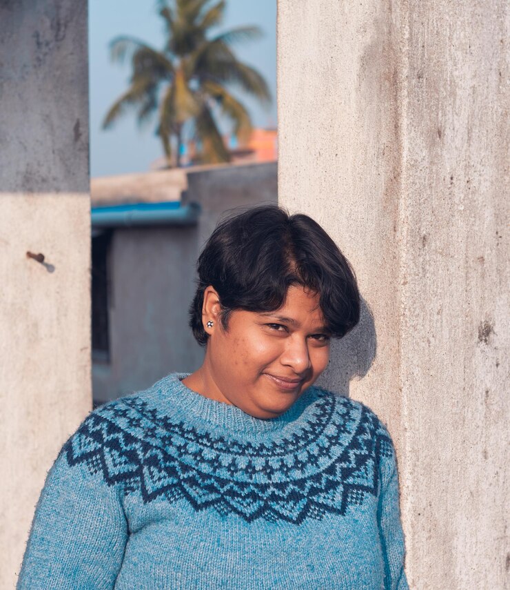 Fotoğraf smiling light  a middle aged indian lady smiling and looking at camera in a winter day