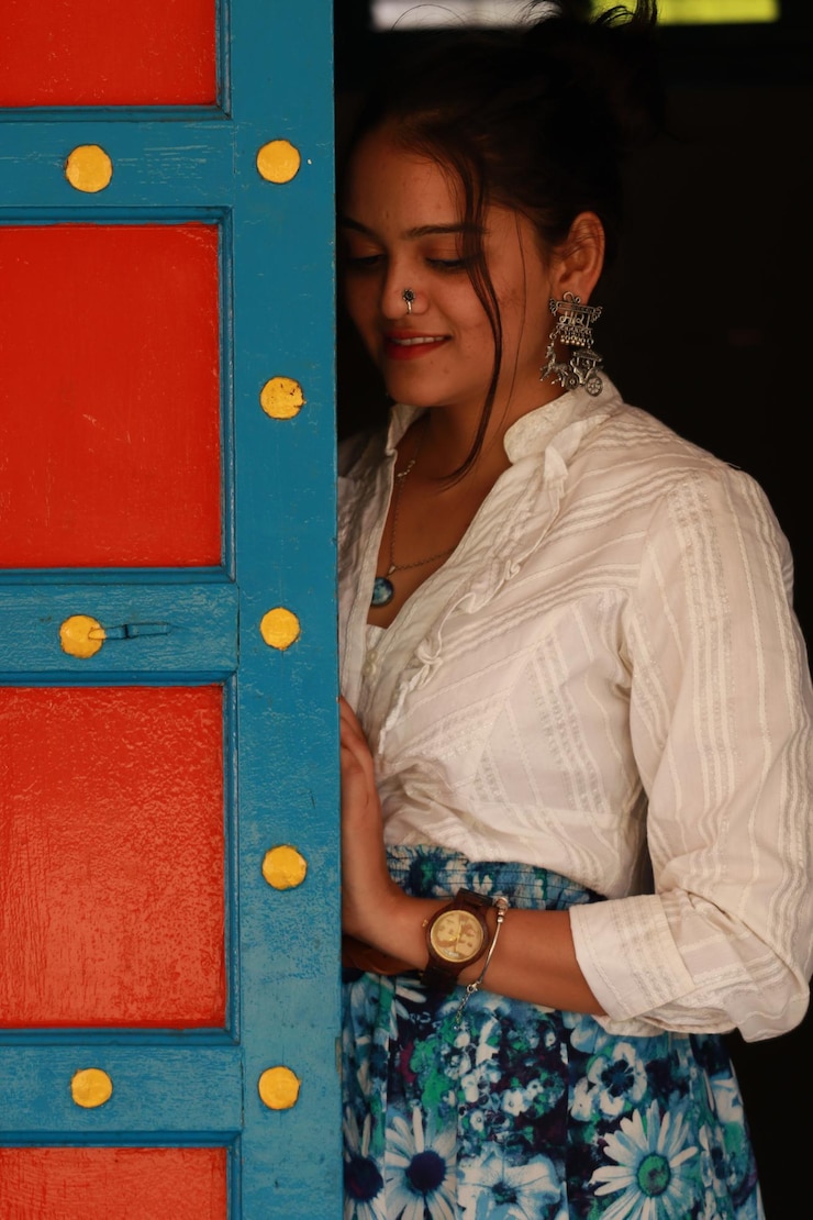 Fotoğraf smiling young woman standing against door