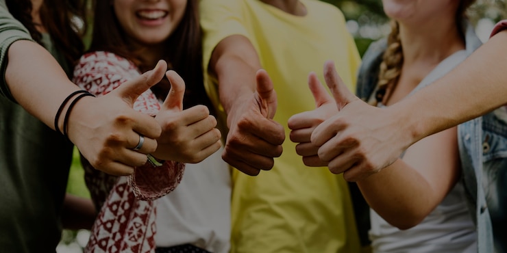 Fotoğraf students giving a thumbs up