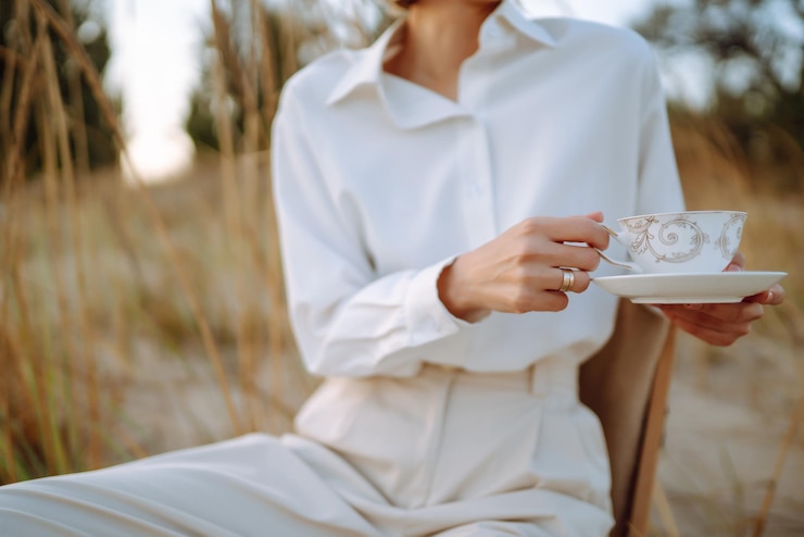 Fotoğraf stylish woman enjoying autumn weather outdoor fashion style concept people lifestyle relaxation