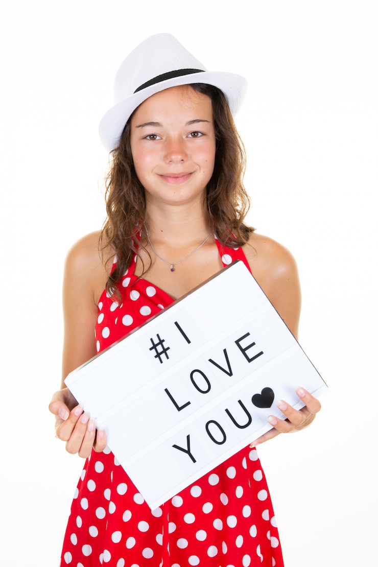 Fotoğraf summer cheerful teen girl holding message i love you