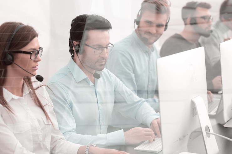 Fotoğraf support operators in the workplace in the call center
