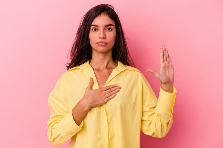 Fotoğraf taking an oath putting hand on chest