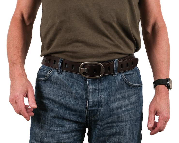 Fotoğraf the handsome man wear blue jeans and brown genuine leather belt