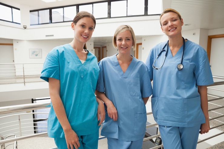 Fotoğraf three nurses leaning against railing