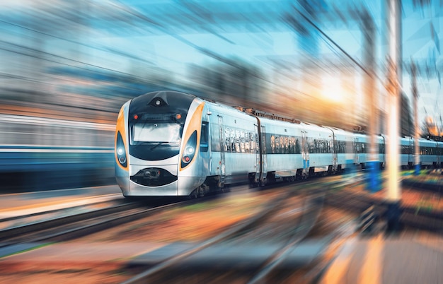 Tren istasyonunda yüksek hızlı banliyö treni